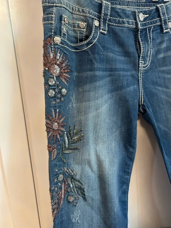 Miss Me embroidered women's denim capri jeans - Picture 3 of 8